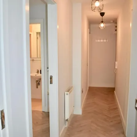 아파트 Modern 2 Bedroom 1 *
