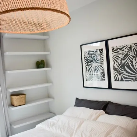 Modern 2 Bedroom 1 아파트 *