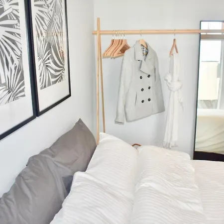 아파트 Modern 2 Bedroom 1 *